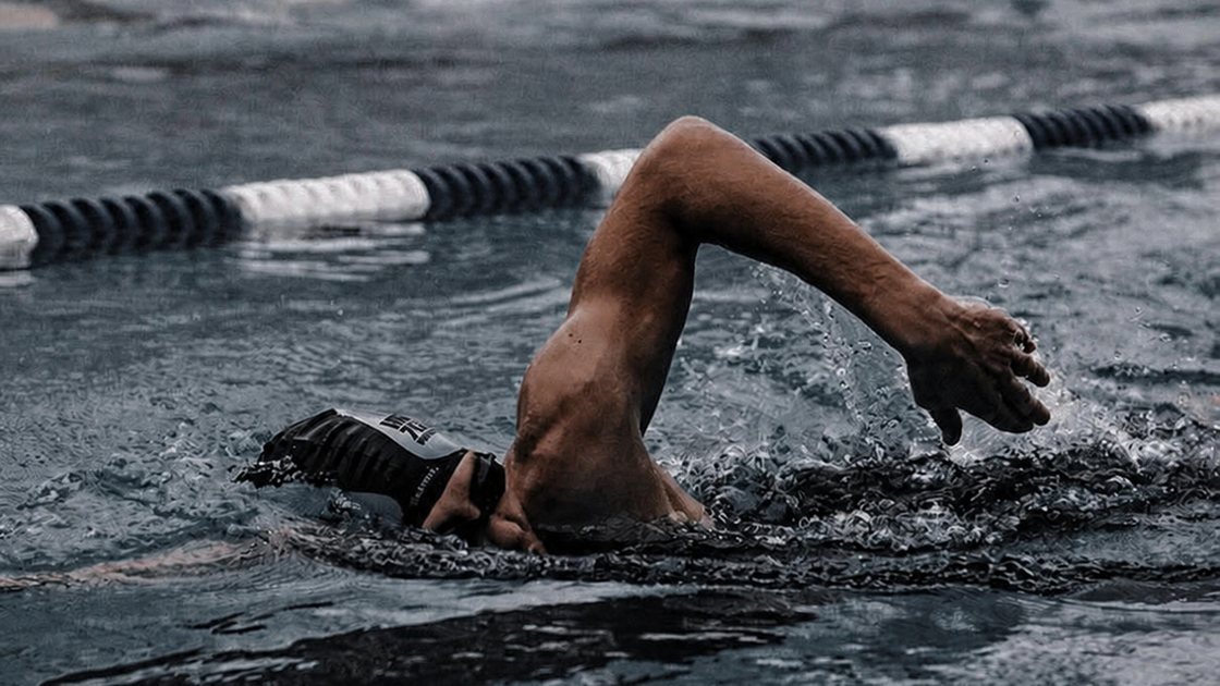 Un nadador haciendo crol en una piscina de calles.